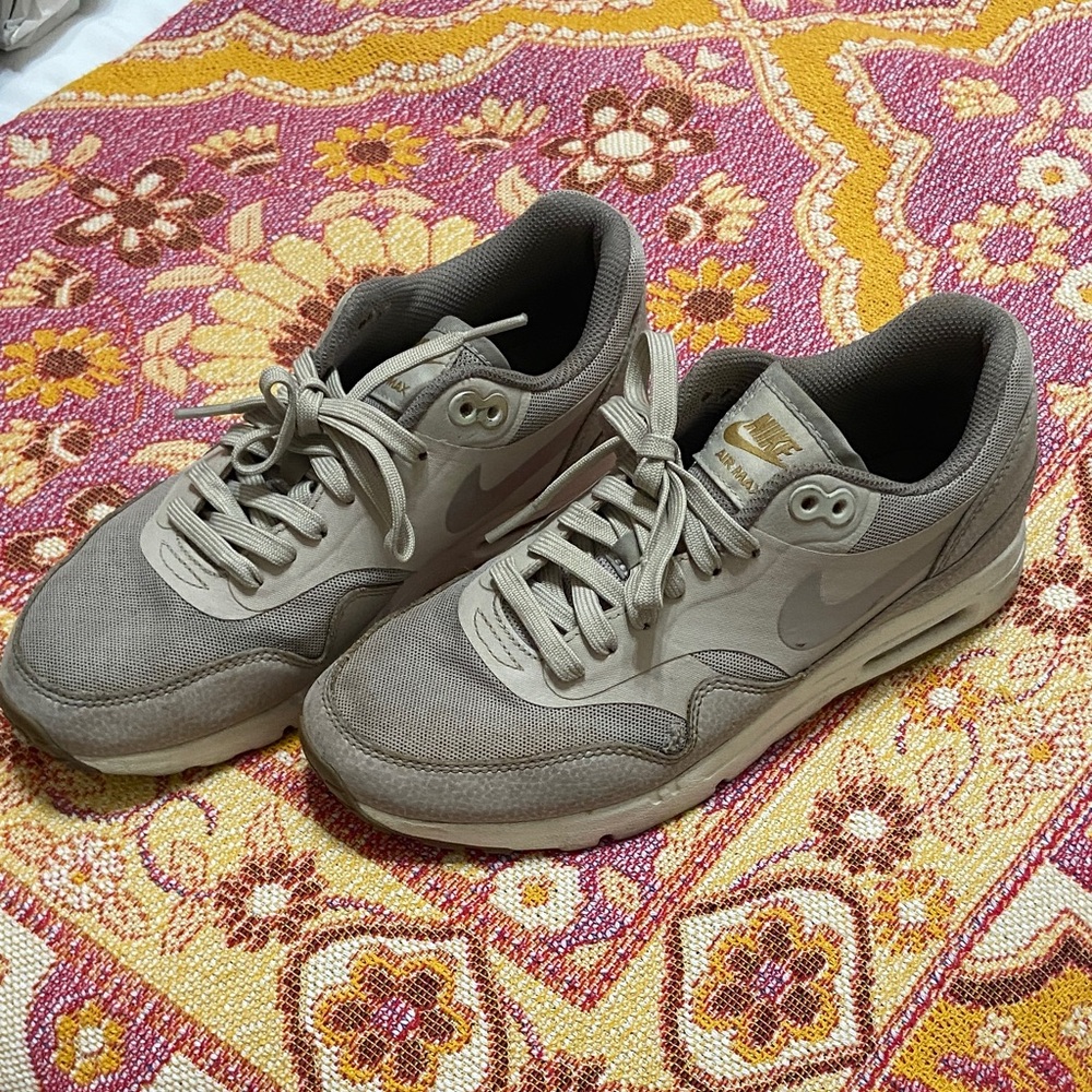 Nike Women’s Tan/Gray Sneakers